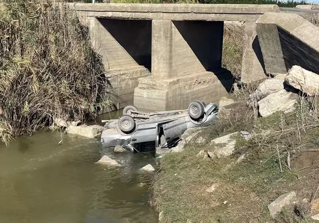 Tarsus'ta Sulama Kanalına Devrilen Araçta Sürücü Yaralandı