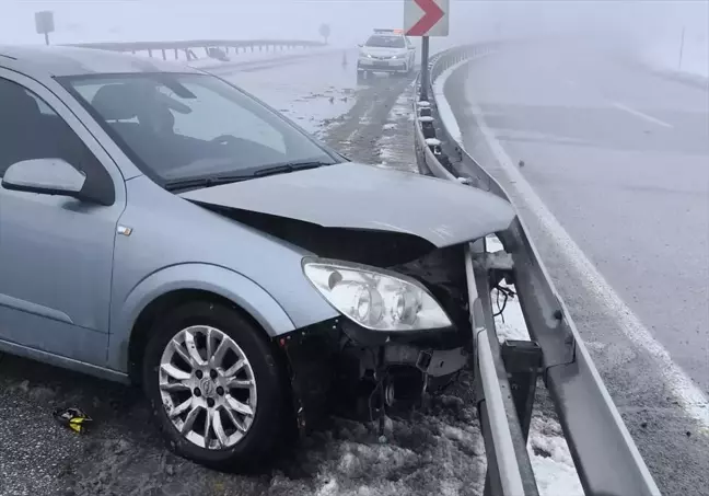 Erzincan'da Otomobil Bariyerlere Çarptı: 3 Yaralı