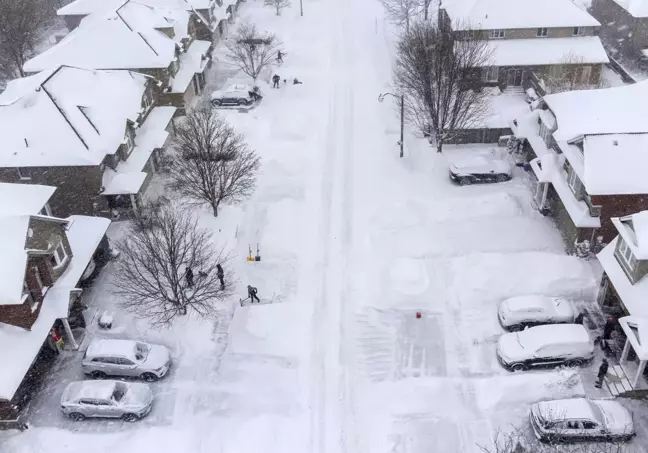 Kanada'nın Büyük Toronto Bölgesi Yoğun Kar Yağışıyla Beyaza Büründü