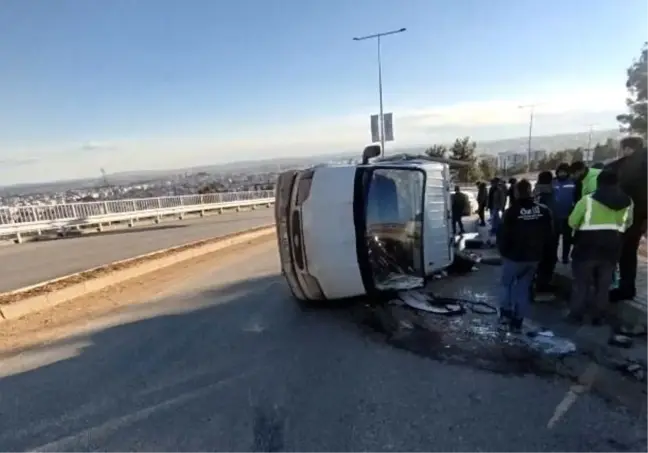 Adıyaman'da Kamyonet Devrildi