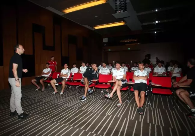 Beşiktaş Futbol Takımı'na yeni sezon kuralları hakkında bilgi verildi