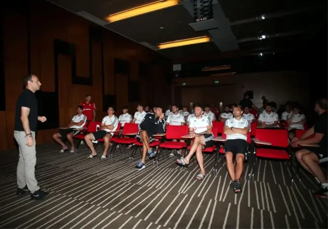Beşiktaş Futbol Takımı'na yeni sezon kuralları hakkında bilgi verildi