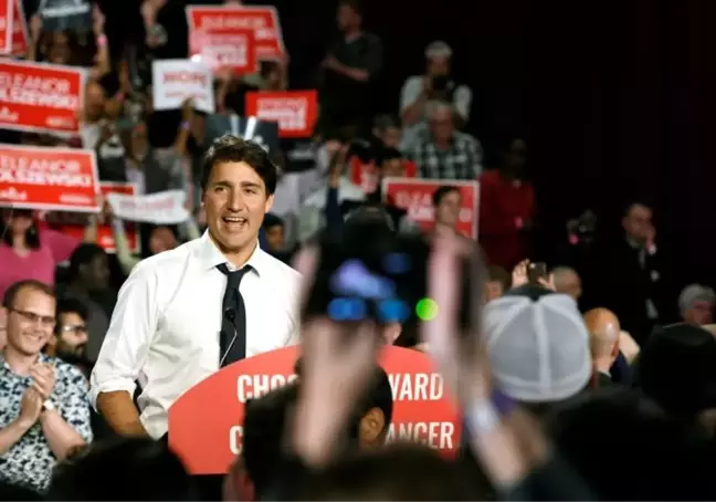 Kanada Başbakanı Trudeau'nun seçim uçağına gazetecileri taşıyan otobüs çarptı