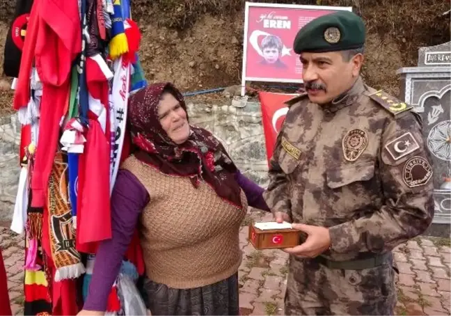 Şehitlerin kabrinden alınan topraklar Eren Bülbül'ün annesine teslim edildi