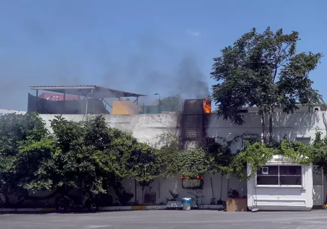 Zeytinburnu'nda bir kafenin mutfağında çıkan yangın söndürüldü