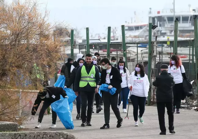 İzmir'de gönüllüler, depremde hayatını kaybeden ikizlerin anısına sahili temizledi