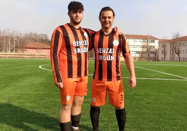 Baba oğul aynı takımda futbol oynuyor