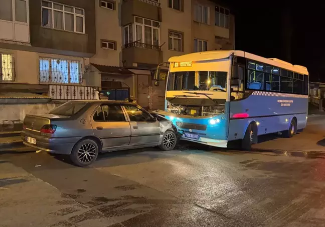 Erzurum'da Otobüse Çarpan Otomobil Sürücüsü Yaralandı