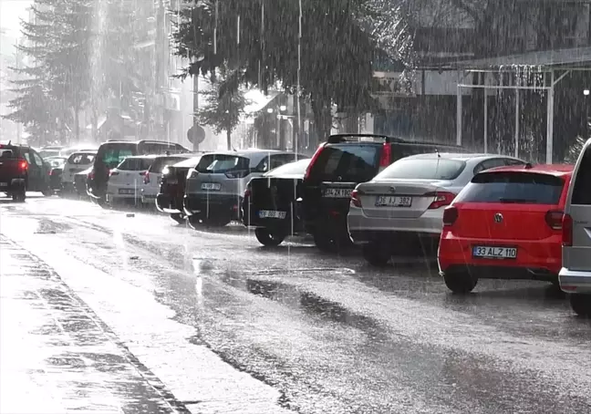 Kars'ın Sarıkamış İlçesinde Dolu ve Sağanak Yağış Etkili Oldu