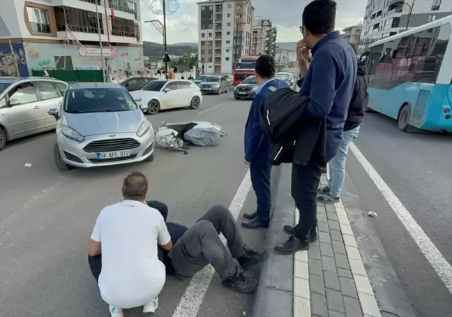 Sivas'ta Otomobil ile Motosiklet Çarpıştı: 1 Yaralı