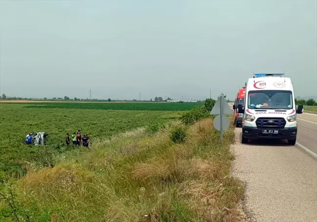 Kozan'da Otomobil Şarampole Devrildi: 1 Ölü, 2 Yaralı