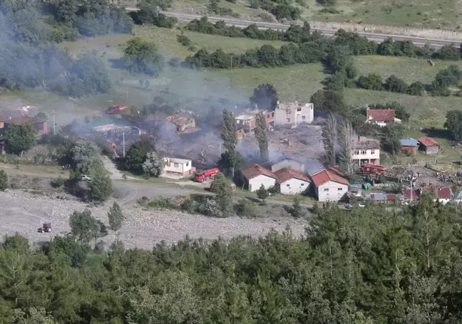 Kastamonu'nun Araç ilçesinde çıkan yangında 11 ev yandı