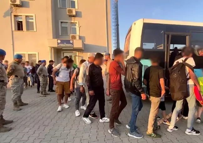 Mersin'de düzensiz göçmen operasyonu: 50 göçmen ve 1 organizatör yakalandı