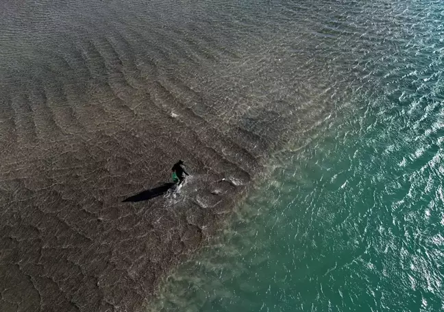 Didim ve Çeşme'de Kuvvetli Poyraz Denizi Kıyıdan Çekti