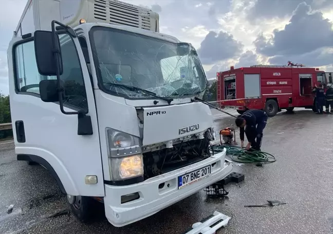 Antalya'da Zincirleme Trafik Kazası: 1 Yaralı