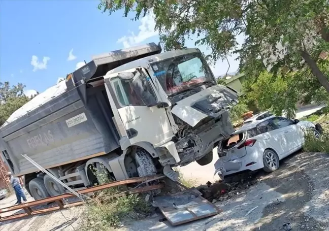 Hafriyat Kamyonu Fren Arızası Sonucu Park Halindeki Otomobile Çarptı
