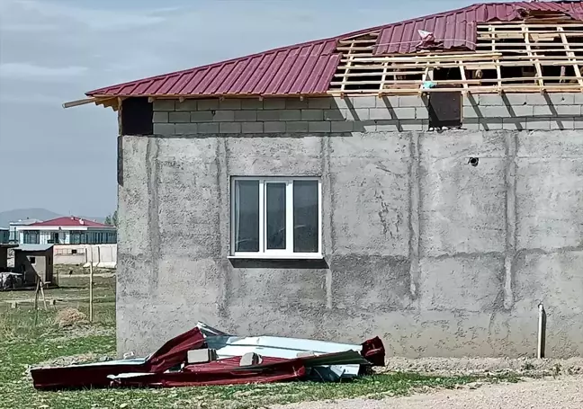 Van'da Şiddetli Rüzgar Sonrası İtfaiye Ekipleri Çalışmalarını Sürdürüyor