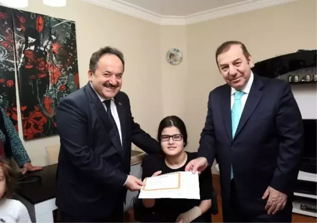 Evde Eğitim Hizmeti Gören Engelli Kardelen'in Karne Sevinci