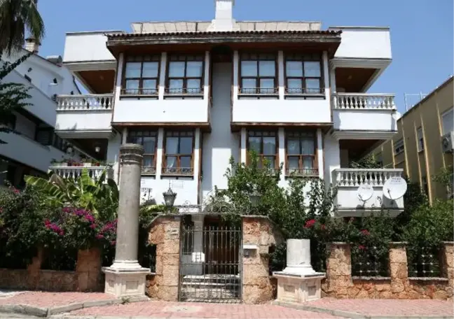 Roma Dönemine Ait Sütunların Konağın Önüne Konulması