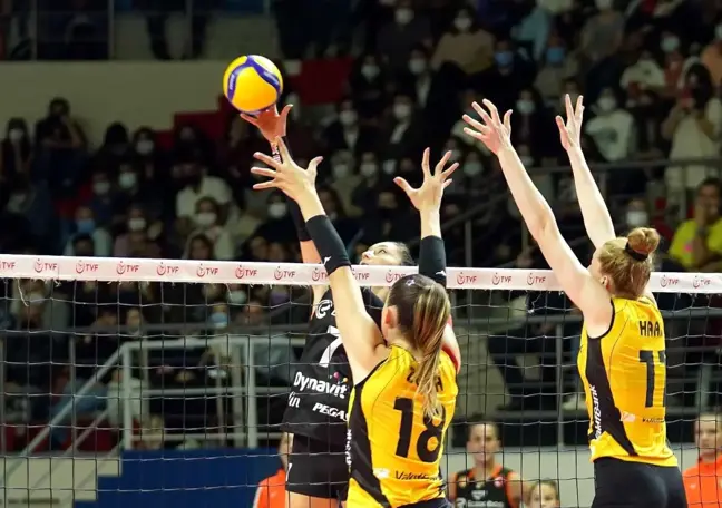 Vakıfbank kupasını aldı