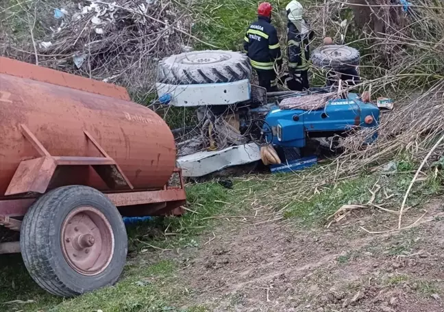 Manisa'da traktör devrildi, sürücü hayatını kaybetti