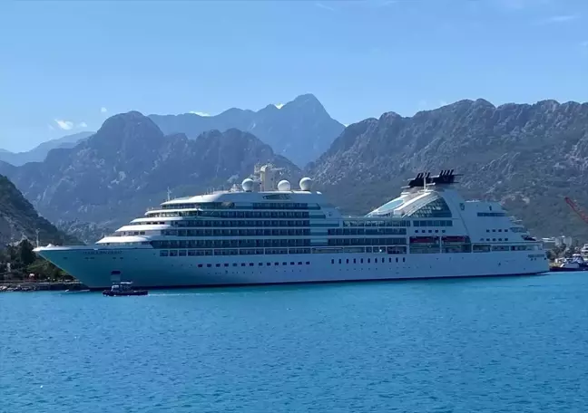Bahamalar Bayraklı Lüks Yolcu Gemisi Antalya'ya Geldi