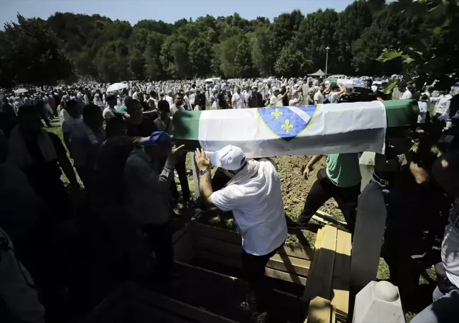 Srebrenitsa Soykırımında Katledilen 14 Kurban Defnedildi