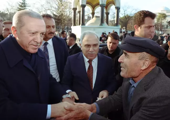 Erdoğan, Sultanahmet'te vatandaşların kandilini kutladı