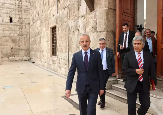 Ulaştırma ve Altyapı Bakanı Uraloğlu, Şam'da Emevi Camisi'ni ziyaret etti
