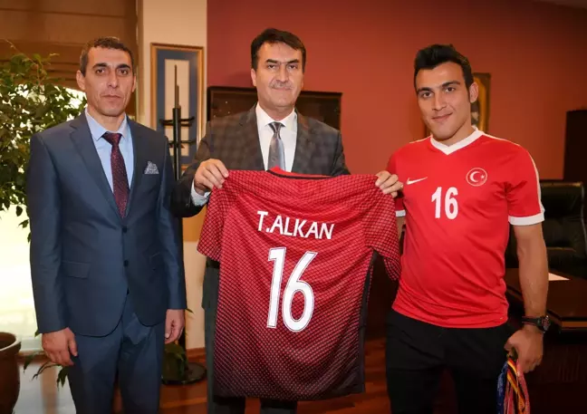 İşitme Engelli Milli Futbolcu Alkan'dan Dündar'a Ziyaret
