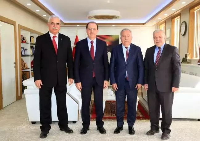 Rektör Coşkun'dan, kitaplarını Bayburt Üniversitesi'ne bağışlayan Akengin ve Temuçin'e kitap jesti
