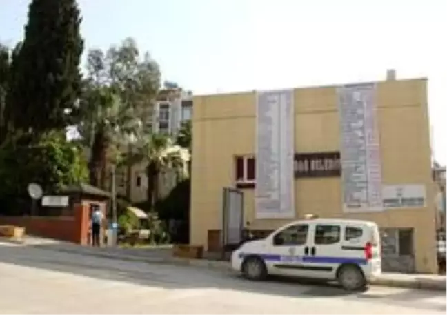 Samandağ'da gelir-gider tablosu belediye binasına asıldı