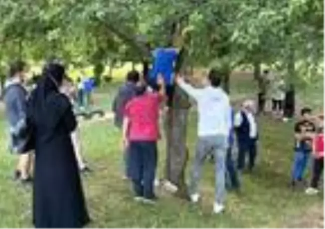 Ağaca ayağı sıkışan çocuğu itfaiye kurtardı