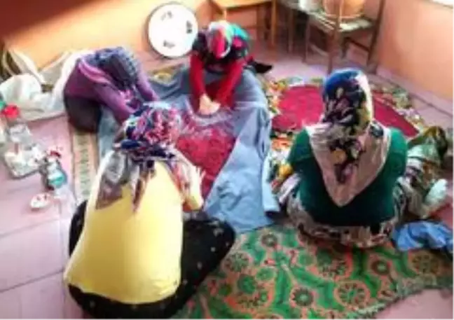 İmece usulü Kızılcık tarhanası yapımı