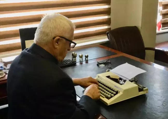 Emekli bekçi arzuhalcilik mesleğini yaşatıyor