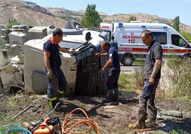 Malatya'da çimento mikseri devrildi, 2 kişi yaralandı