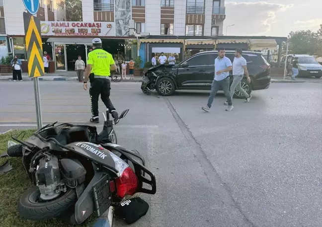 Yunusemre'de Trafik Kazası: Motosiklet ile Cip Çarpıştı, İki Yaralı