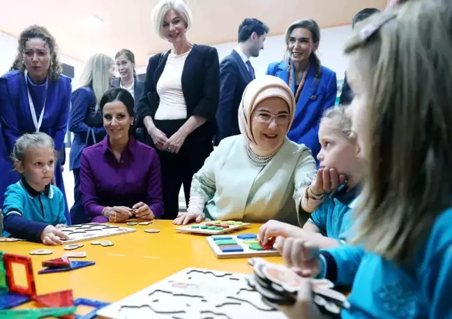 Emine Erdoğan, Belgrad'daki Türkiye Maarif Vakfı anaokulu öğrencileriyle bir araya geldi