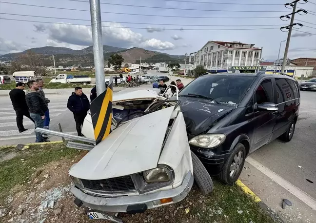 Fethiye'de Minibüsle Çarpışan Otomobil Sürücüsü Yaralandı