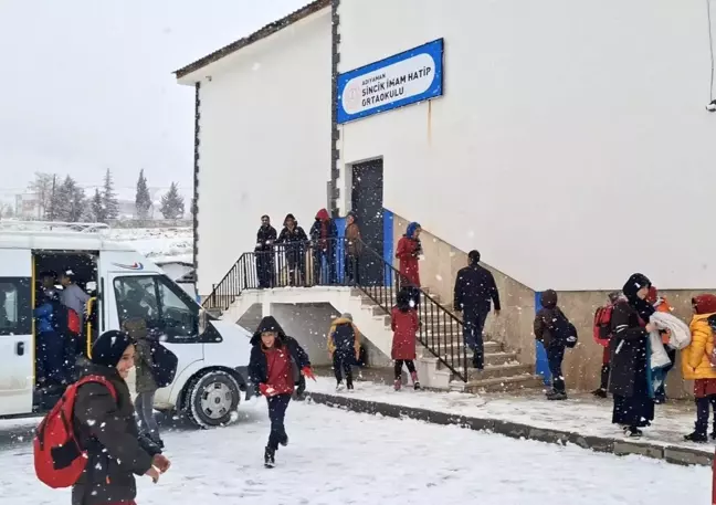 Adıyaman'ın Sincik İlçesinde Okullar Yoğun Kar Yağışı Nedeniyle Tatil Edildi