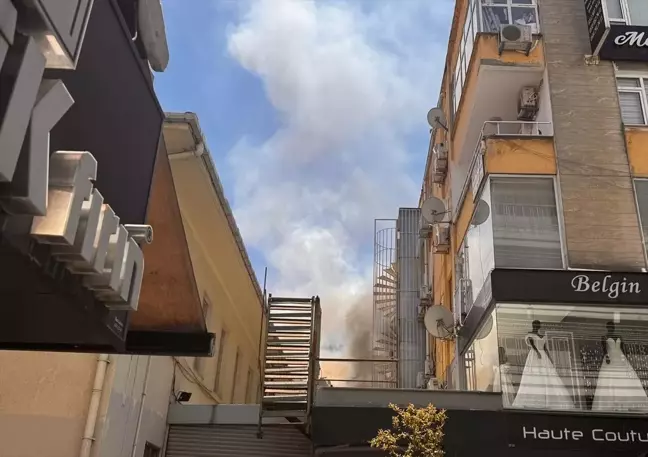 Bakırköy'deki İş Yerinde Yangın: İtfaiye Müdahale Etti
