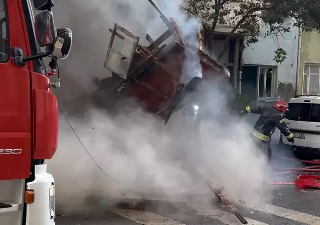 Darıca'da Ahşap Ev Yangınında İtfaiye Eri Tehlike Atlattı