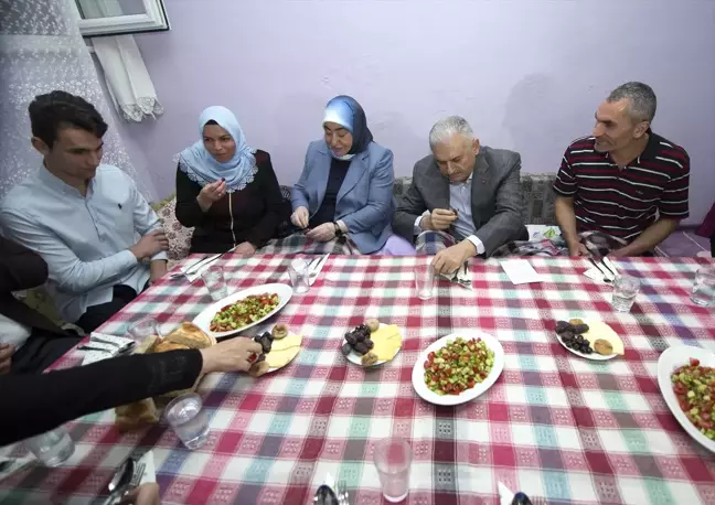 Başbakan Yıldırım'dan Sancaktepe'deki Aileye İftar Ziyareti