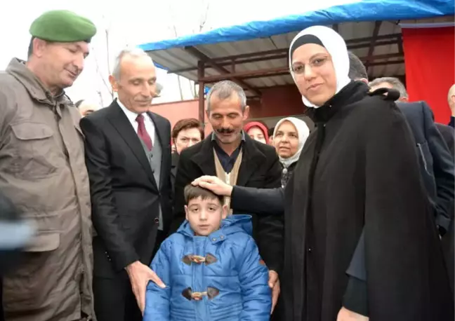 AK Parti Genel Başkan Yardımcısı Ravza Kavakcı Kan'dan Şehit Evine Ziyaret