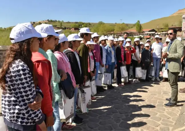 Çocuklar Kentin Tarihi Mekanlarını Gezdi