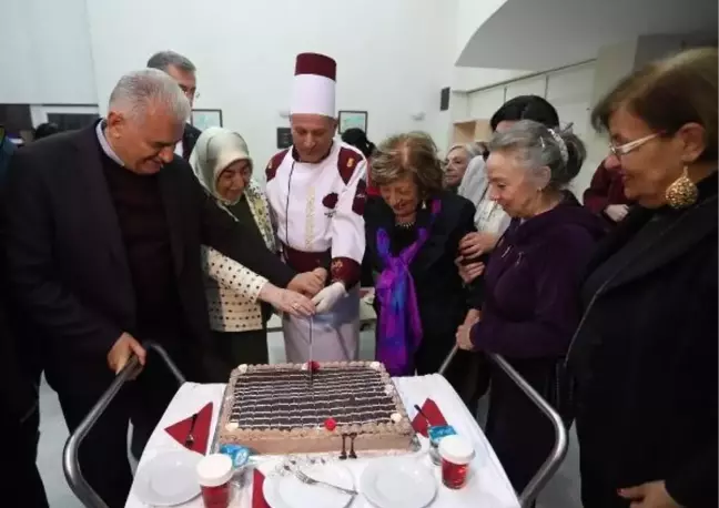 Binali Yıldırım Huzurevini Ziyaret Etti