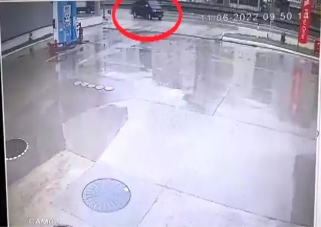 Direksiyon başında kalp krizi geçiren sürücü benzinliğe daldı
