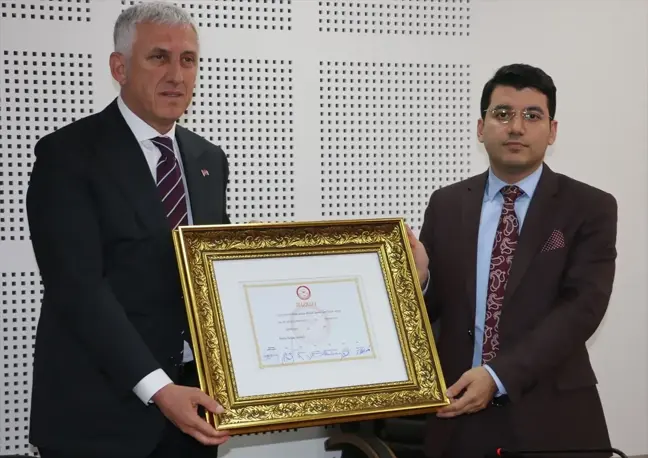 AK Parti'den Of Belediye Başkanlığına yeniden seçilen Salim Salih Sarıalioğlu mazbatasını aldı