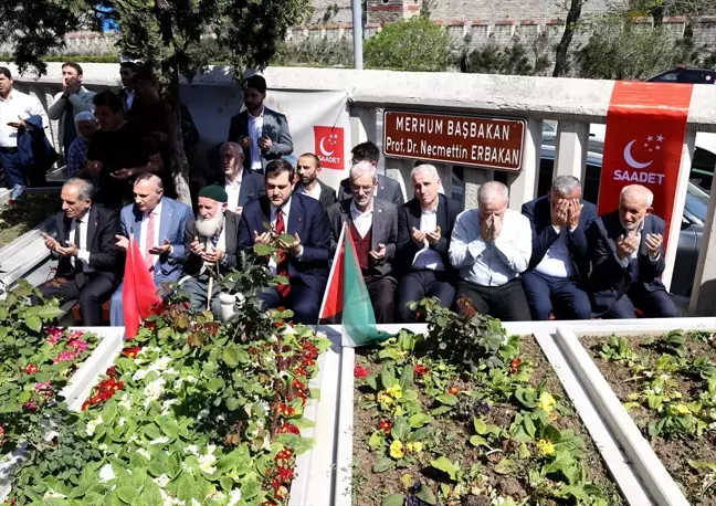 Saadet Partisi İstanbul İl Başkanlığı, Necmettin Erbakan'ın kabri başında bayramlaşma programı düzenledi
