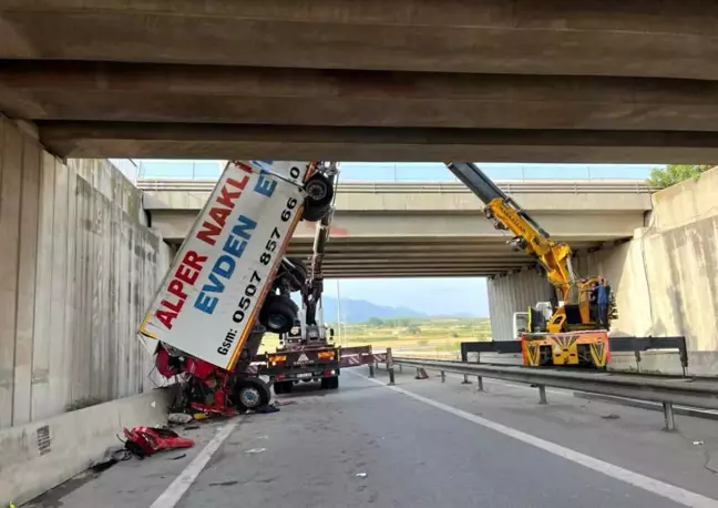 Osmaniye'de Kamyon Kontrolden Çıkarak Yola Düştü: 1 Ölü